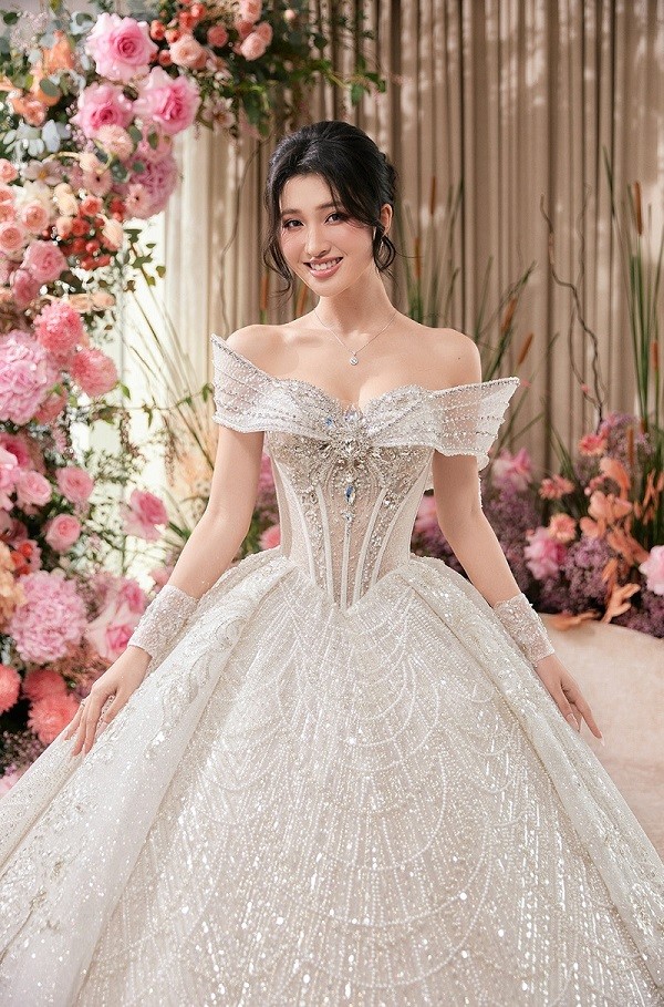 Á hậu Phương Nhi trở thành nàng thơ của nhà thiết kế Kim Anh Lê trong bộ sưu tập áo cưới mới với phong cách công chúa. Đây cũng là lần hiếm người đẹp gốc Thanh Hóa mặc gợi cảm khi làm mẫu.