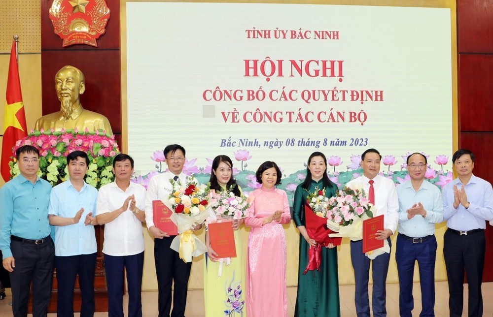 Chủ tịch UBND tỉnh Bắc Ninh Nguyễn Hương Giang chúc mừng các tân lãnh đạo các sở, ngành được bổ nhiệm tại Hội nghị công bố các quyết định về công tác cán bộ ngày 8/8. (Nguồn: Tiền phong)