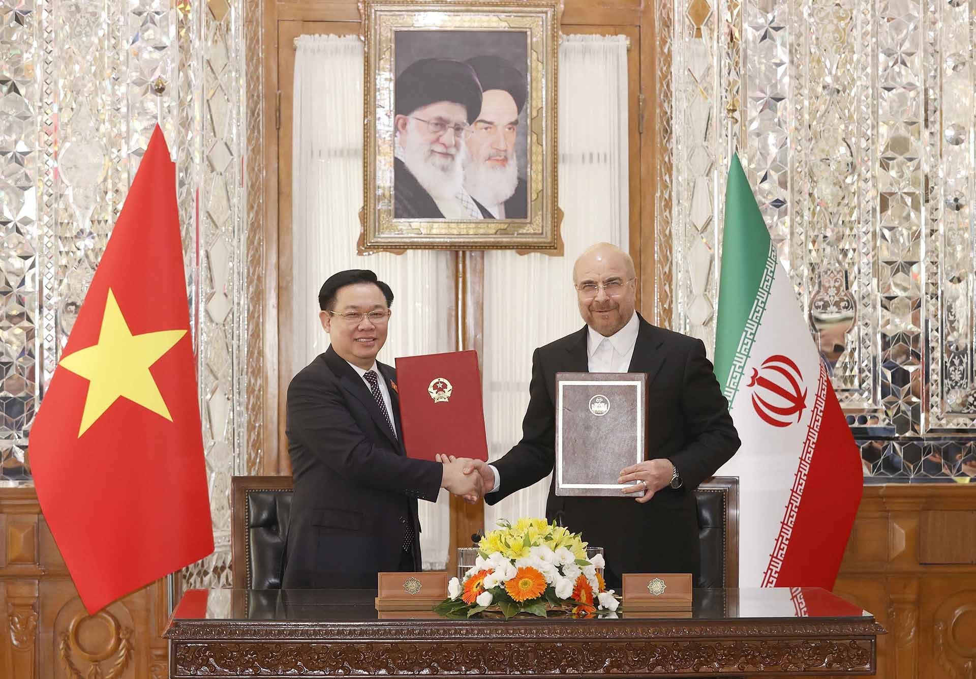 Chủ tịch Quốc hội Vương Đình Huệ và Chủ tịch Quốc hội Iran Mohammad Bagher Ghalibaf ký thỏa thuận hợp tác giữa Quốc hội hai nước. (Nguồn: TTXVN)