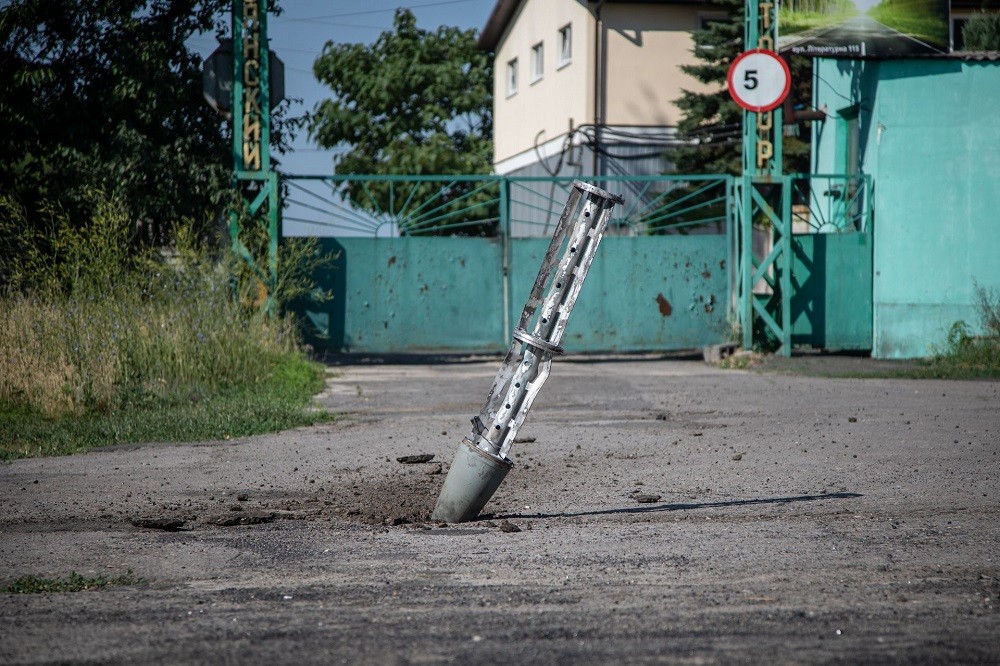 (08.09) Xác của một quả bom chùm tại khu vực Slovyansk, Ukraine. (Nguồn Zuma Press)