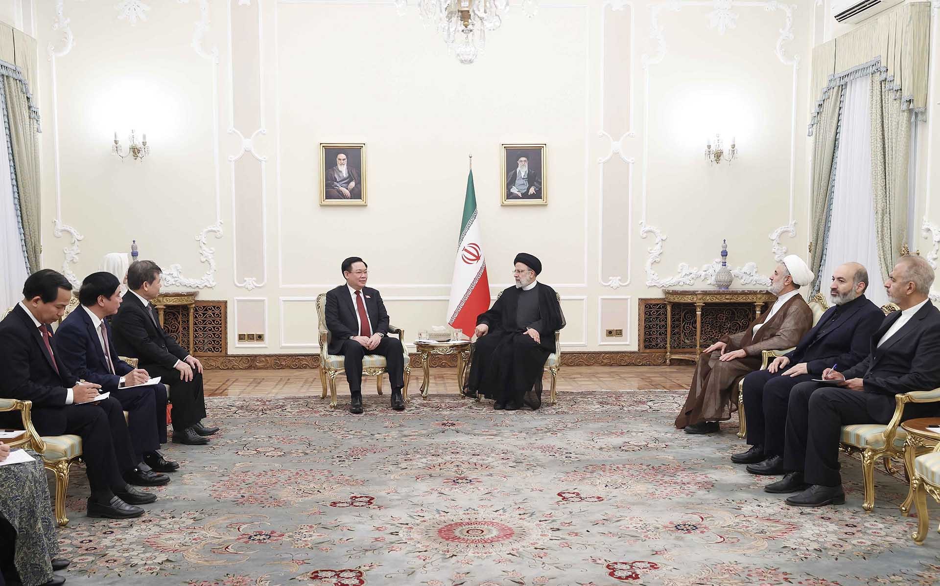 Chủ tịch Quốc hội Vương Đình Huệ hội kiến Tổng thống Iran