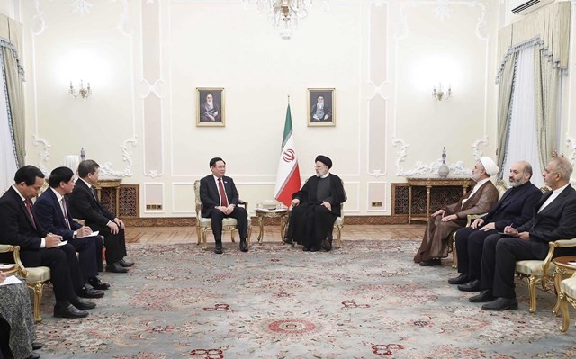 NA Chairman Vuong Dinh Hue meets Iranian President Ebrahim Raisi