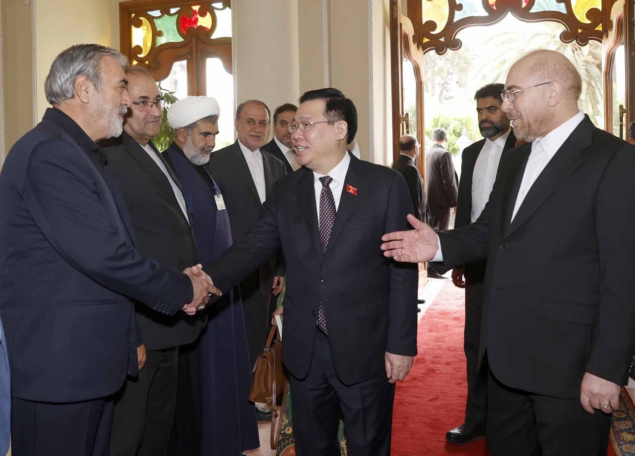 NA Chairman Vuong Dinh Hue, Speaker of the Iranian Islamic Parliament hold talks