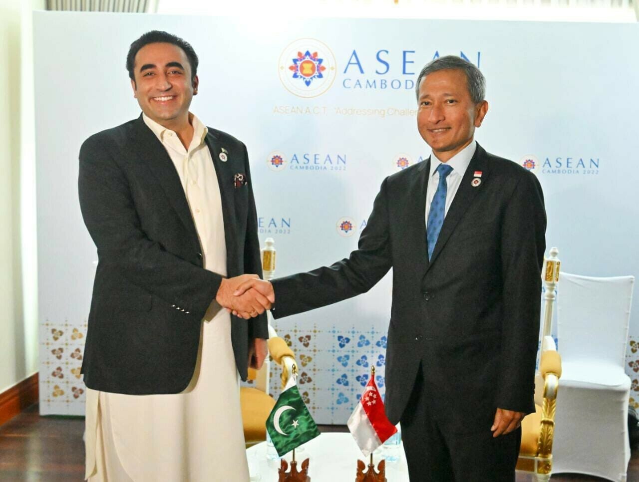 hai bộ trưởng đã gặp nhau trong khuôn khổ Hội nghị Bộ trưởng Diễn đàn Khu vực ASEAN (ARF) lần thứ 29 tại Phnom Penh, Campuchia và xem xét thực trạng quan hệ song phương Pakistan-Singapore.
