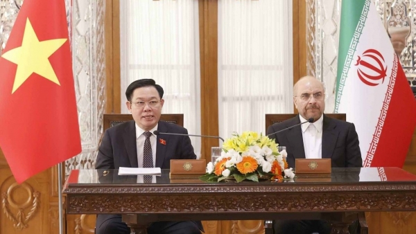 NA Chairman Vuong Dinh Hue, Speaker of Iranian Islamic Parliament hold joint press conference