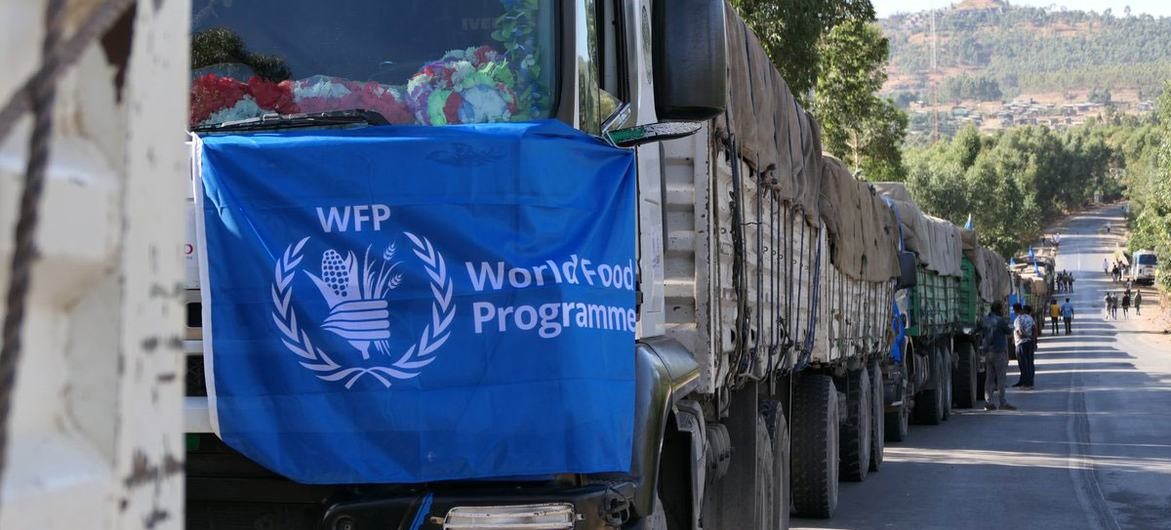 Xe tải của WFP vận chuyển thực phẩm và nguồn cung cấp dinh dưỡng cho Adi Harush, Mai Aini, Mekelle và Shire ở Tigray, Ethiopia.