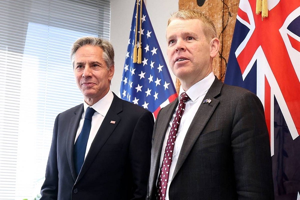 (08.09) Trao đổi với Ngoại trưởng Mỹ Antony Blinken (trái), Thủ tướng New Zealand Chris Hipkins cho biết nước này sẽ 'sẵn sàng đối thoại' về AUKUS. (Nguồn: AFP)