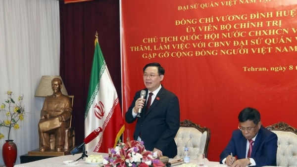 NA Chairman Vuong Dinh Hue meets Embassy staff, Vietnamese community in Iran