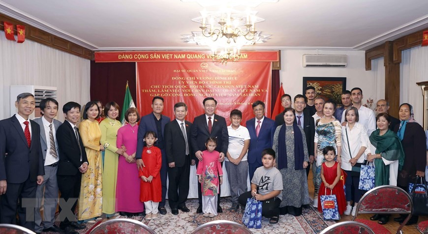 NA Chairman Vuong Dinh Hue meets Embassy staff, Vietnamese community in Iran