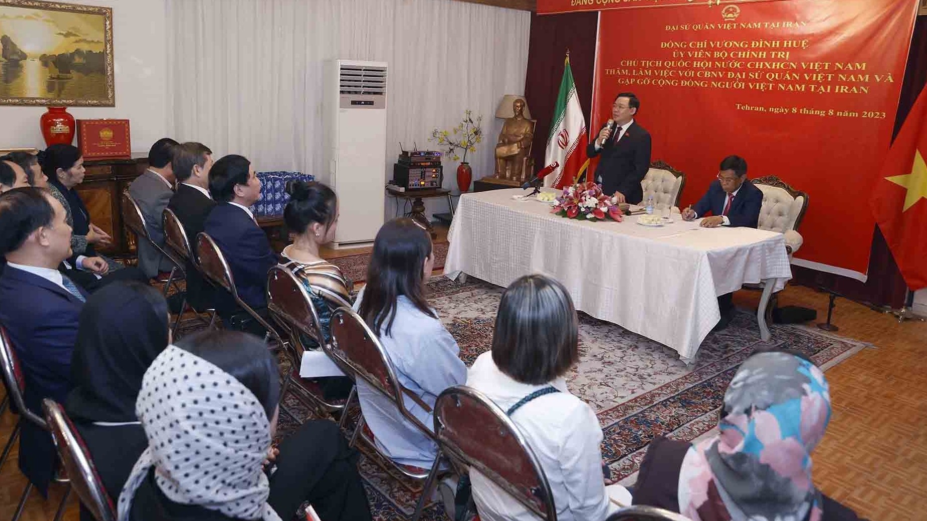 Chủ tịch Quốc hội Vương Đình Huệ thăm Đại sứ quán và gặp gỡ cộng đồng người Việt Nam tại Iran