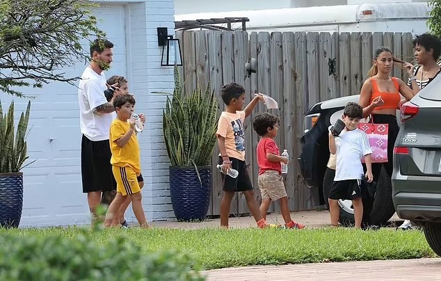 Messi, Antonela và 3 con trai cùng gia đình người bạn được trông thấy bước ra khỏi một căn nhà ở Fort Lauderdale hôm qua (8/8), hai ngày sau khi Messi cùng các đồng đội đánh bại Dallas tại vòng 1/8 Leagues Cup.