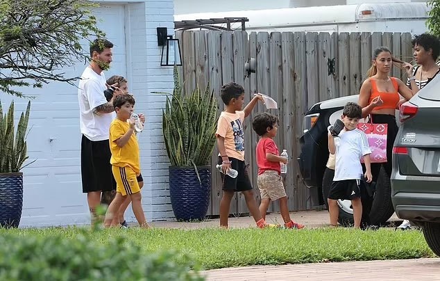 Messi, Antonela and their three sons and a friend's family were seen walking out of a house in Fort Lauderdale yesterday (August 8), two days after Messi and his teammates defeated Dallas in the 1/8 round of Leagues. Cup.