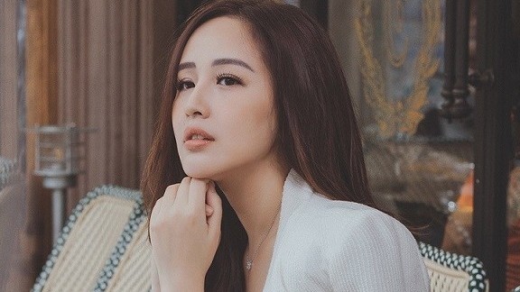 Bộ ảnh Hoa hậu Mai Phương Thúy lên đồ trắng thanh lịch, đón tuổi mới, dạo phố Sài Gòn