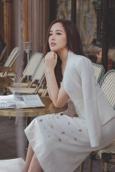 Bộ ảnh Hoa hậu Mai Phương Thúy lên đồ trắng thanh lịch, đón tuổi mới, dạo phố Sài Gòn