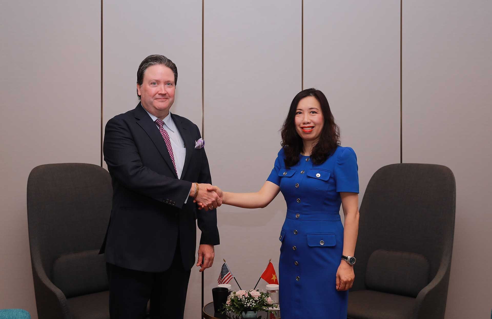 Thứ trưởng Ngoại giao Lê Thị Thu Hằng và Đại sứ Hoa Kỳ Marc Knapper.