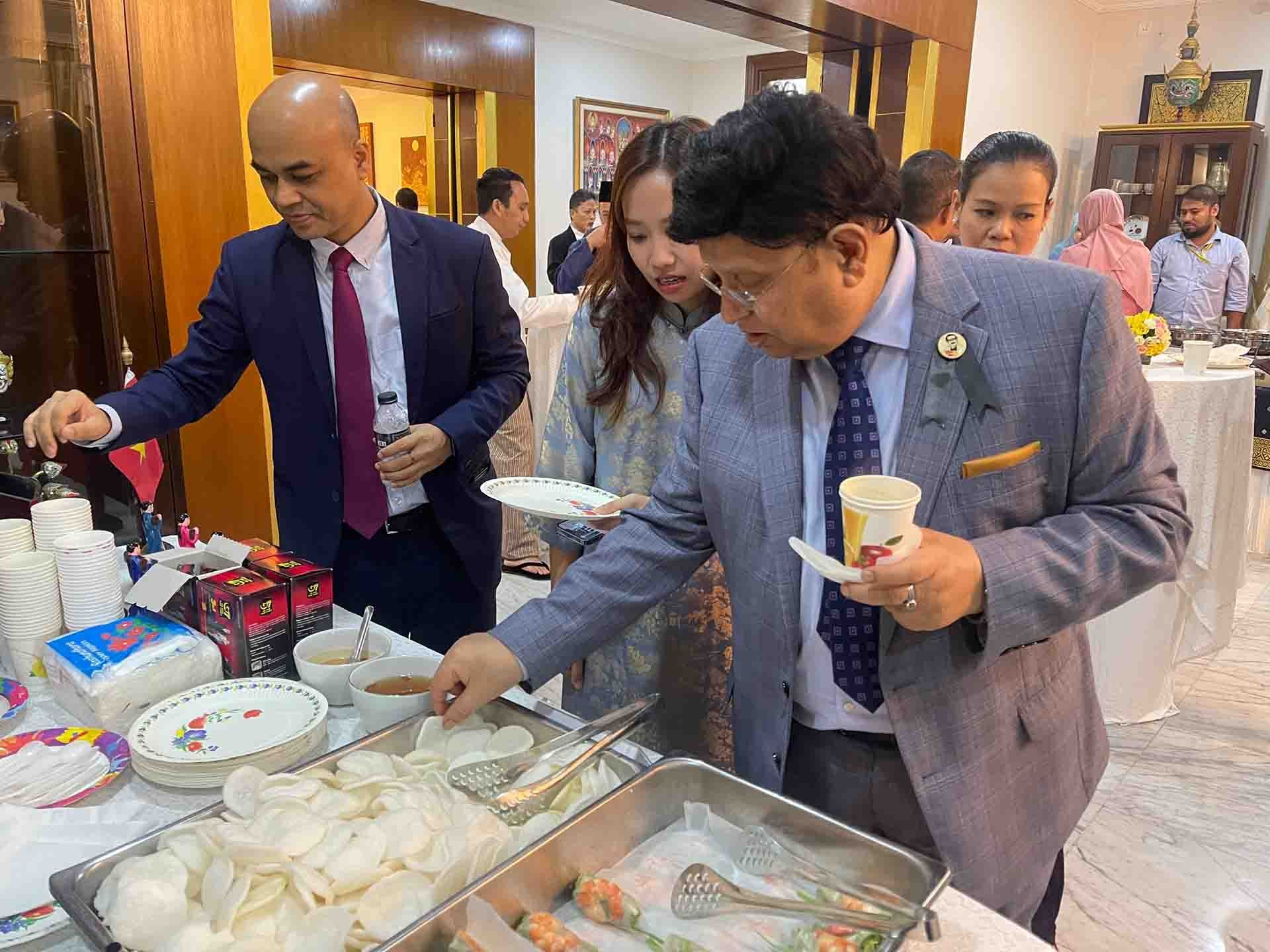 Bộ trưởng Ngoại giao Bangladesh A.K. Abdul Momen thưởng thức các món ăn truyền thống củaViệt Nam.