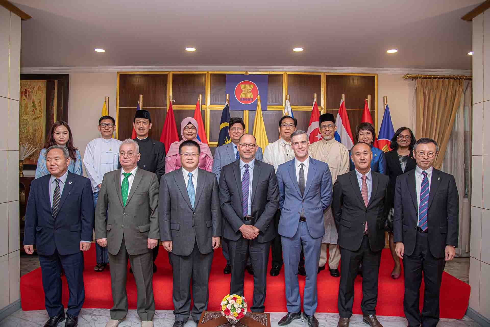 Đại sứ, Đại biện các nước ASEAN và Đại sứ các nước Đối tác đối thoại của ASEAN chụp ảnh lưu niệm.