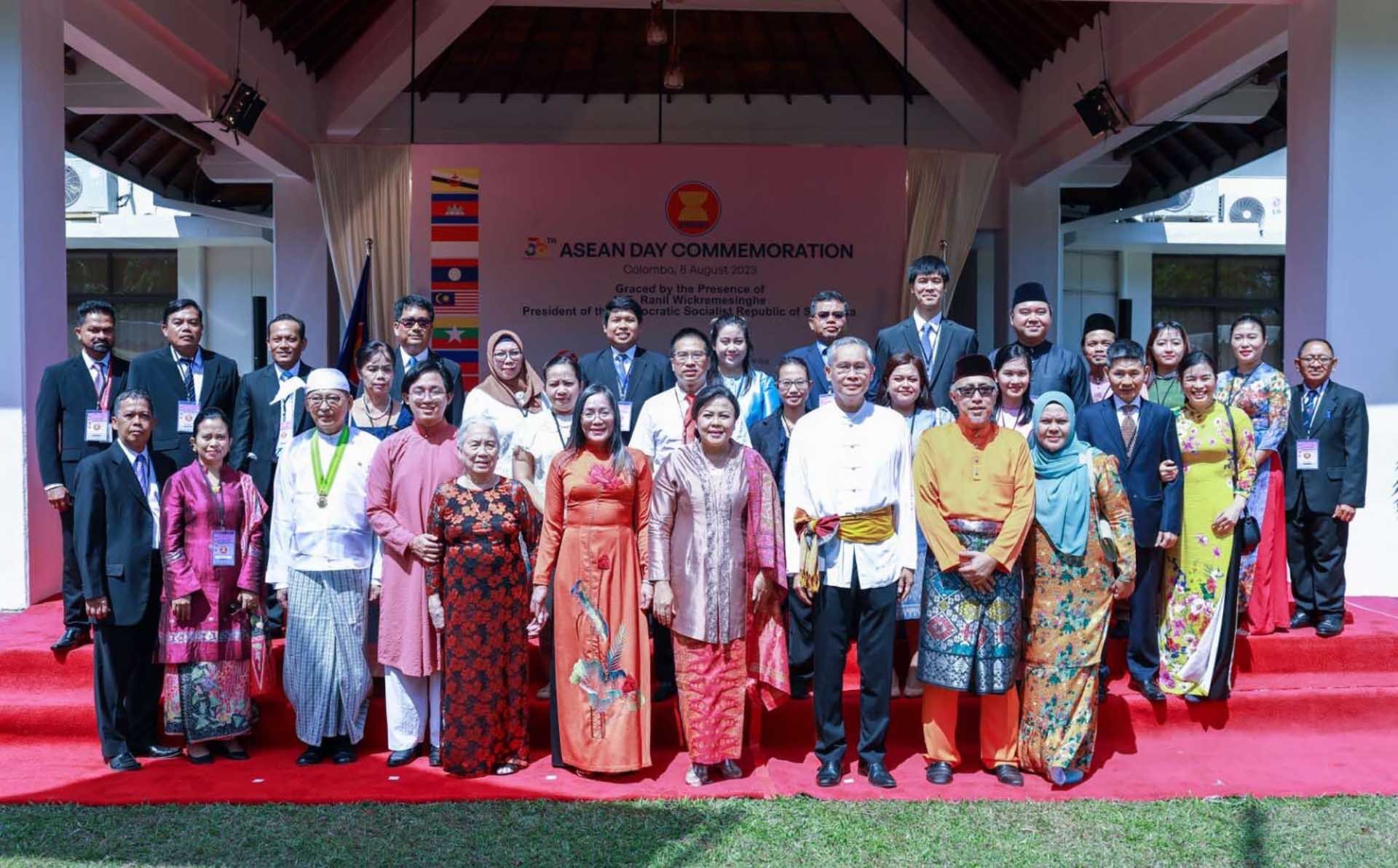 Đại gia đình ASEAN tại Lễ thượng cờ.