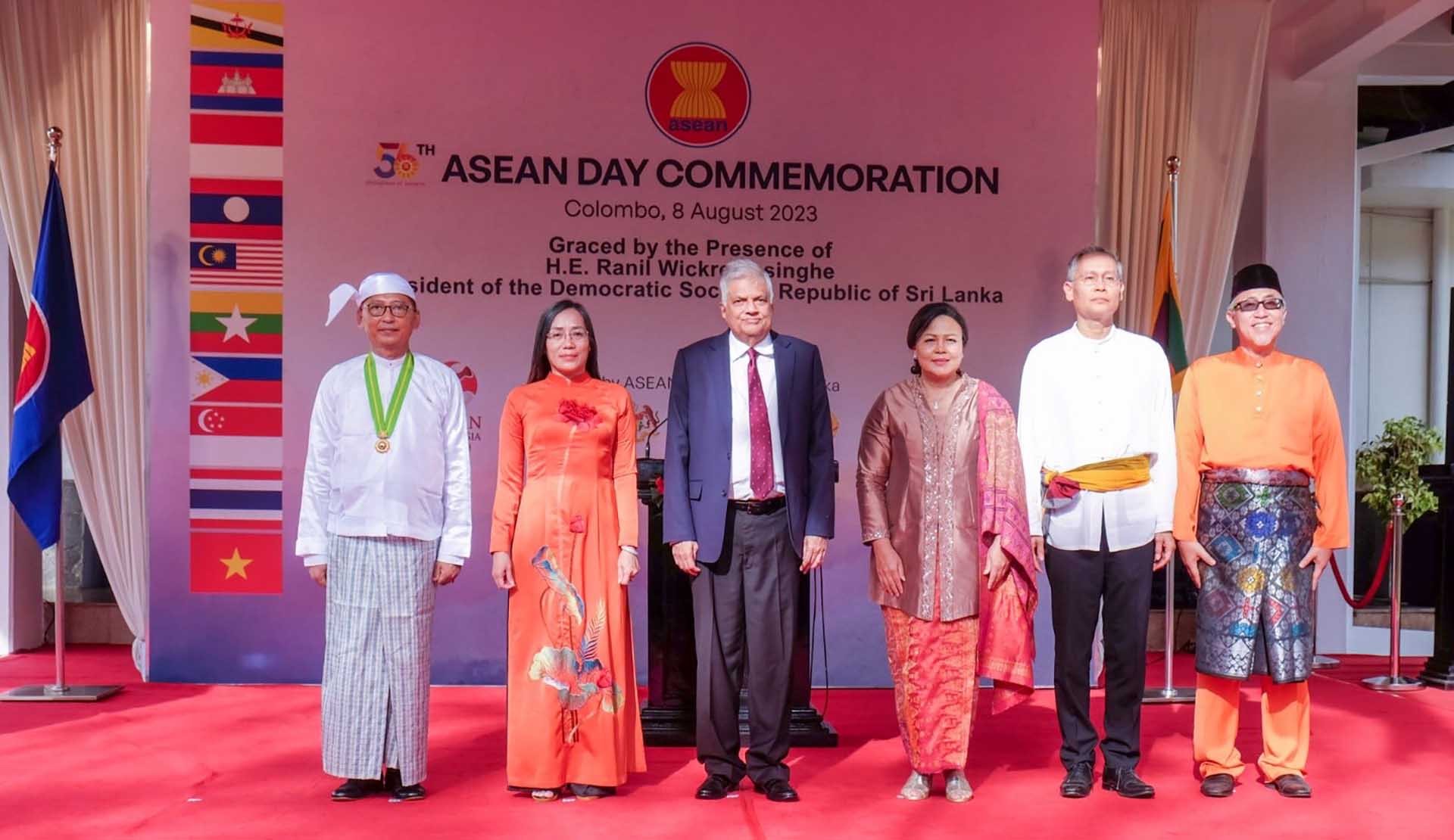 Đại sứ các nước ASEAN chụp ảnh cùng Tổng thống Sri Lanka Ranil Wickremesinghe. 