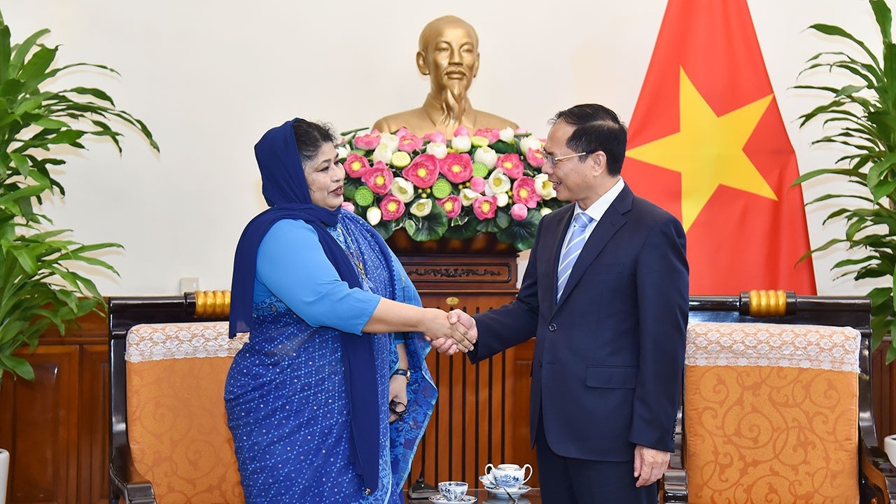 Bộ trưởng Ngoại giao Bùi Thanh Sơn tiếp Đại sứ Bangladesh tại Việt Nam đến chào kết thúc nhiệm kỳ