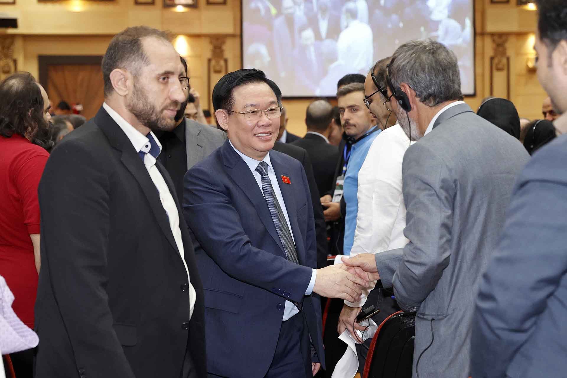 Chủ tịch Quốc hội Vương Đình Huệ với đại biểu. (Nguồn: TTXVN)