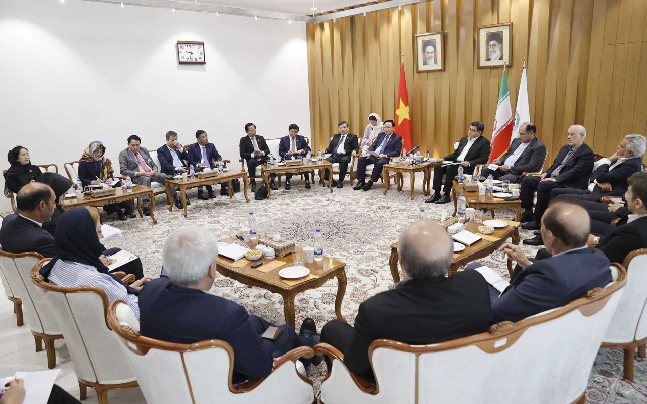 NA Chairman Vuong Dinh Hue receives Head of Iran Chamber of Commerce, Industries, Mines, Agriculture