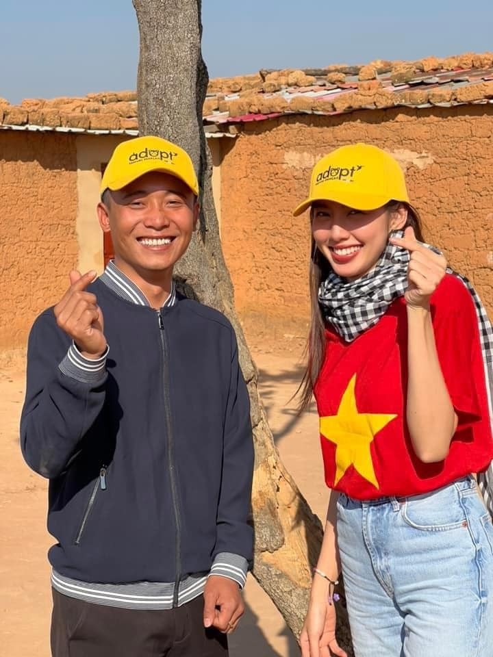 Hoa hậu Thùy Tiên và vlogger Quang Linh gặp nhau lần đầu vào giữa năm 2022 khi cả hai quyết định hợp tác làm thiện nguyện tại Angola.