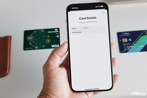 Nhưng nếu không có sẵn thẻ, có thể bấm vào mục nhập thông tin thẻ thủ công. Lúc này ví Apple Pay sẽ yêu cầu nhập tên chủ sở hữu thẻ, số thẻ trước tiên.