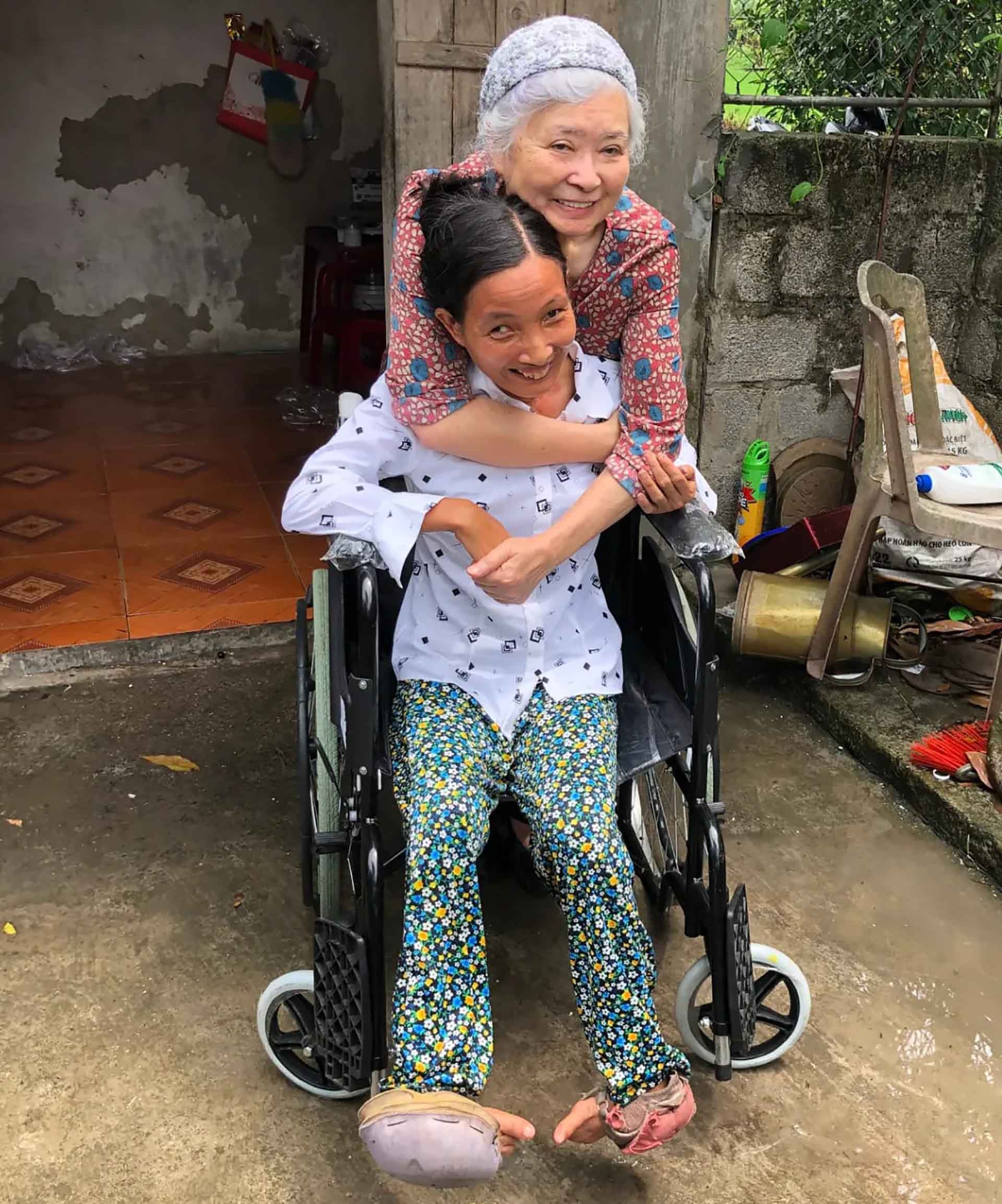 Bà Trần Tố Nga gặp gỡ nạn nhân chất độc da cam ở tỉnh Hà Nam. (Nguồn: NVCC)