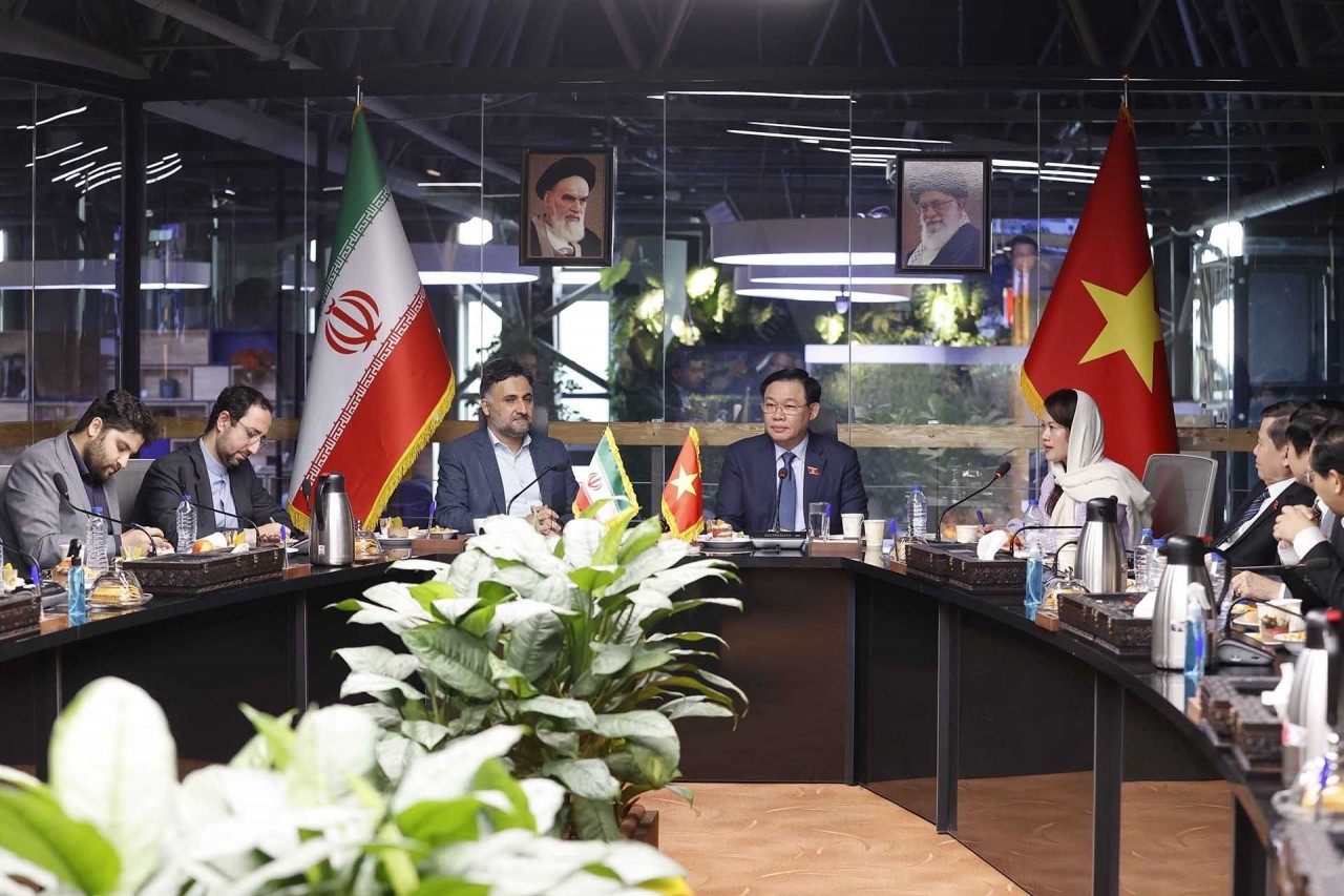 NA Chairman Vuong Dinh Hue visits Iran House of Innovation and Technology