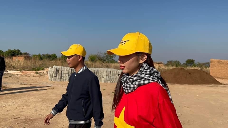 Những hình ảnh Hoa hậu Thùy Tiên và vlogger Quang Linh kết hợp làm thiện nguyện ở Angola và Việt Nam
