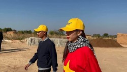 Hình ảnh Hoa hậu Thùy Tiên giản dị, thân thiết với vlogger Quang Linh khi kết hợp làm thiện nguyện