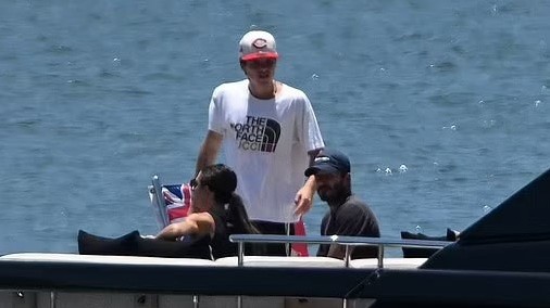 Gia đình cựu danh thủ David Beckham thư giãn, tắm nắng trên du thuyền riêng ở Mỹ