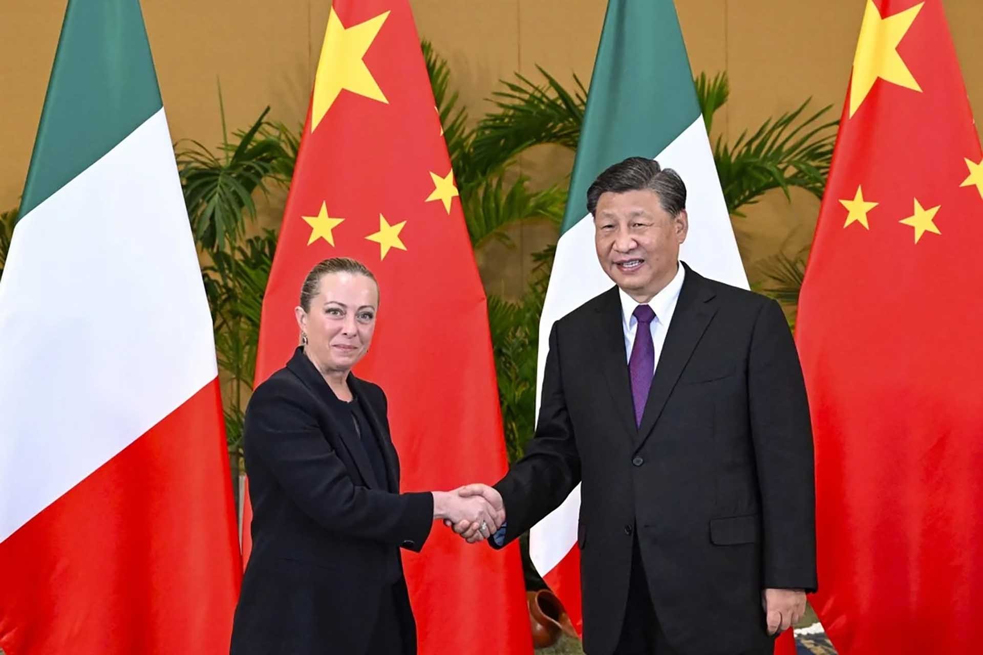 Thủ tướng Italy Giorgia Meloni (trái) gặp Chủ tịch Trung Quốc Tập Cận Bình bên lề Hội nghị thượng đỉnh G20 ở Bali, Indonesia tháng 11/2022. (Nguồn: Tân Hoa xã)