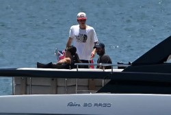 Gia đình cựu danh thủ David Beckham thư giãn, tắm nắng trên du thuyền riêng ở Mỹ