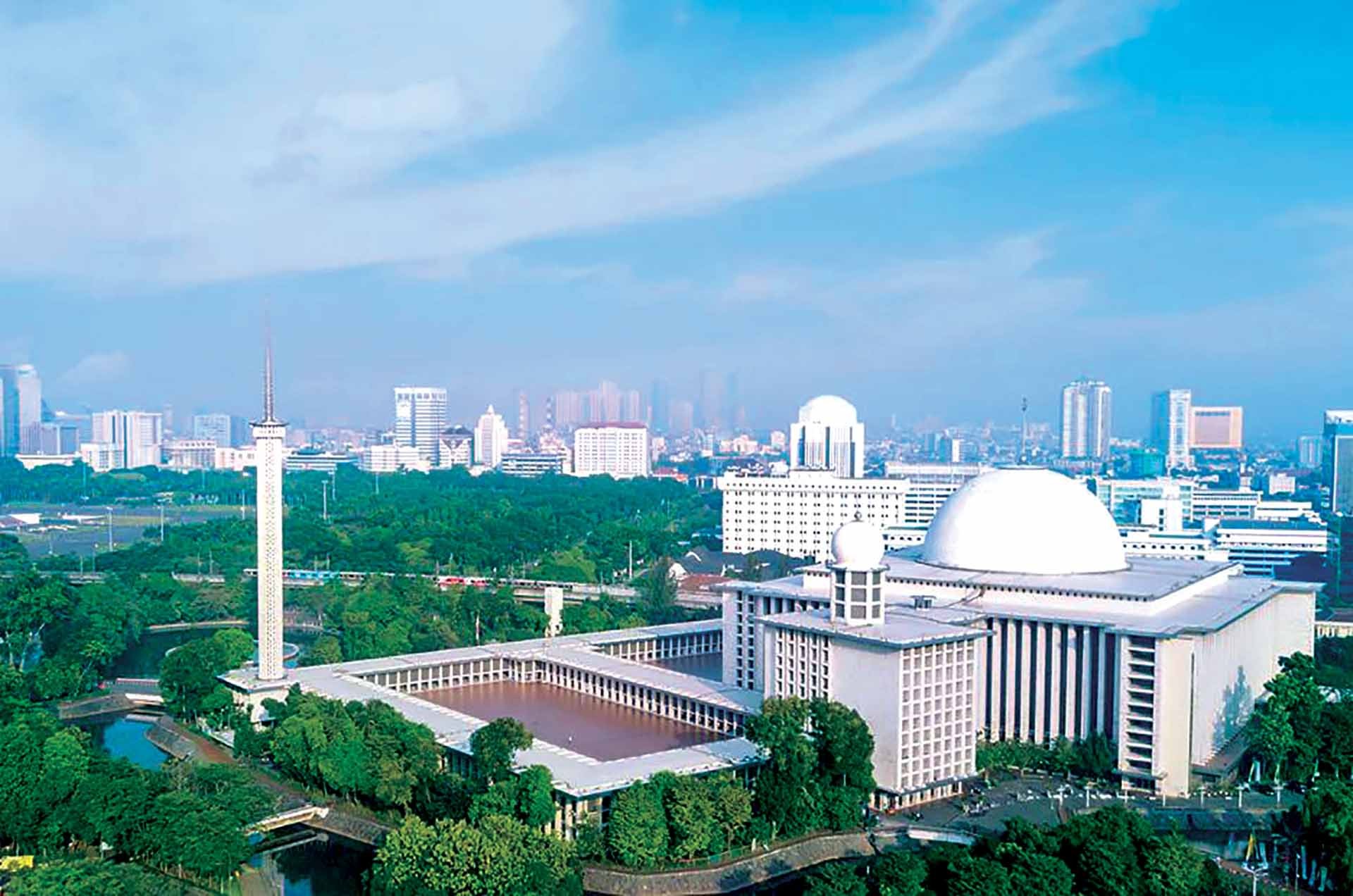 Nhà thờ Hồi giáo Istiqlal là nhà thờ Hồi giáo lớn nhất ở Đông Nam Á, sức chứa lên tới 120.000 người. (Nguồn ảnh: Indonesia Travel)