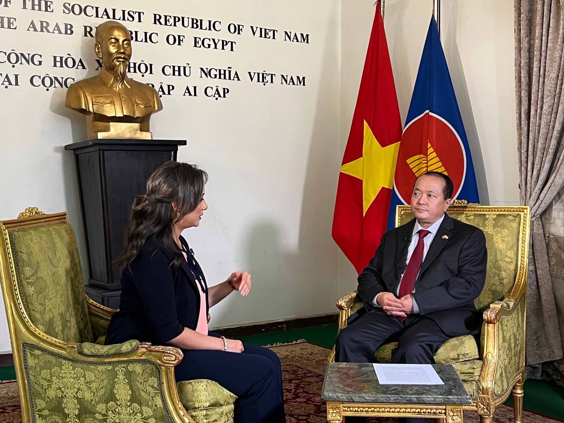 Đại sứ Nguyễn Huy Dũng trả lời lời phỏng vấn của Kênh truyền hình Sada Elbalad.