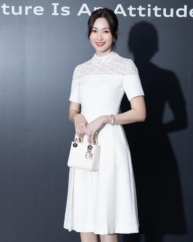 Mẫu túi Lady Dior màu trắng được Hoa hậu Đặng Thu Thảo sử dụng trong nhiều hoàn cảnh cả khi ra phố và dự sự kiện nhờ kiểu dáng nhỏ nhắn, trang nhã. 