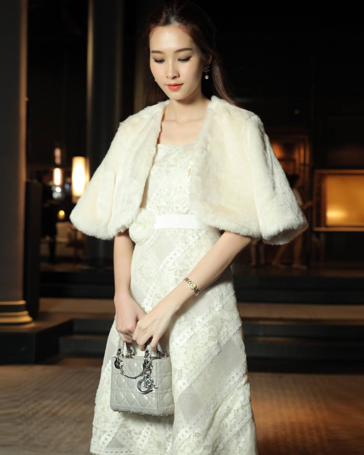 Thiết kế kinh điển của nhà mốt Pháp được Hoa hậu Việt Nam 2012 sắm nhiều màu sắc, kích thước khác nhau và liên tục sử dụng trong chục năm qua. 