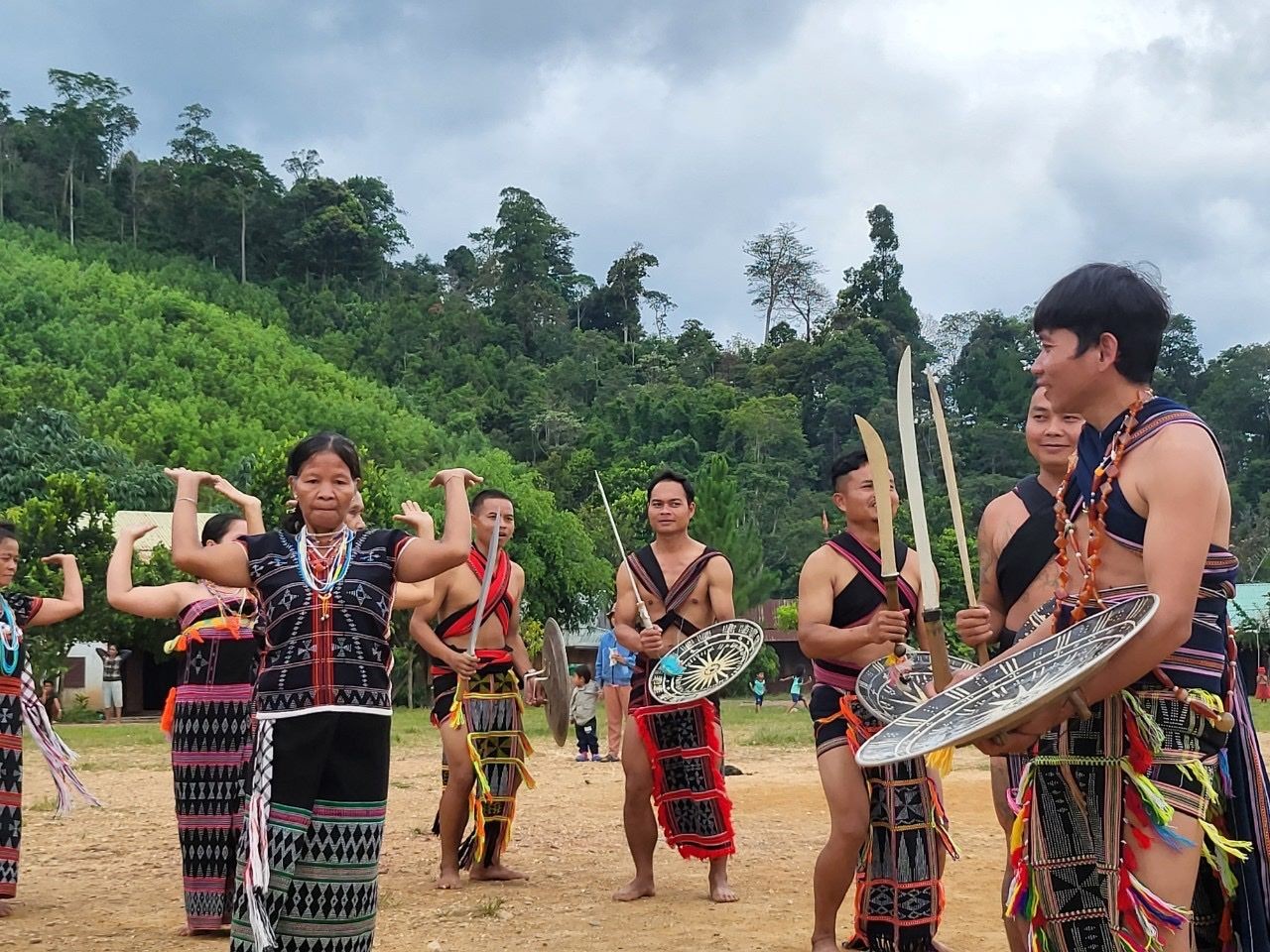 Người Cơ-tu ở xã Lăng, huyện Tây Giang, Quảng Nam có ý thức gắn kết cộng đồng, hạnh phúc trong ngôi làng đẹp như tranh trên vùng núi cao.