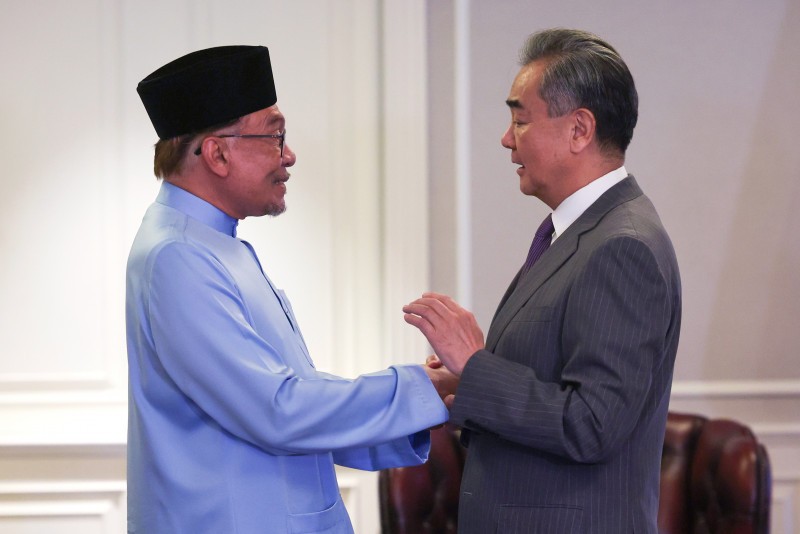 Thủ tướng Malaysia Datuk Seri Anwar Ibrahim tiếp Ngoại trưởng Trung Quốc Vương Nghị ở Penang ngày 11/8. (Nguồn: Bernama)