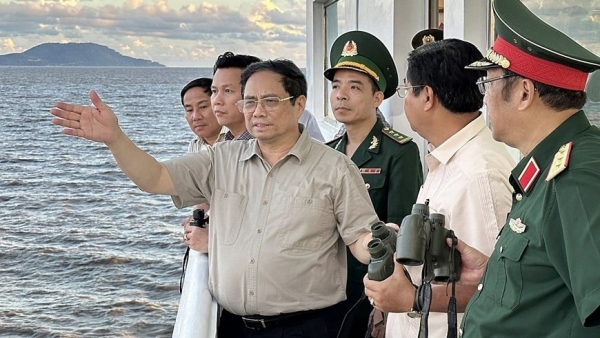 PM made a field trip to landslide sites in the Mekong Delta provinces of Ca Mau, Soc Trang and Bac Lieu