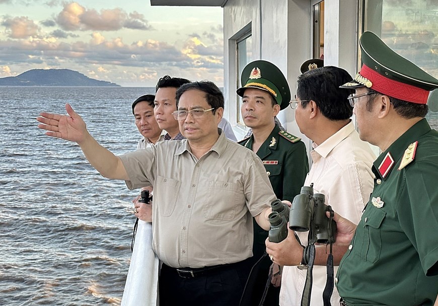 PM made a field trip to landslide sites in the Mekong Delta provinces of Ca Mau, Soc Trang and Bac Lieu. (Photo: VNA)