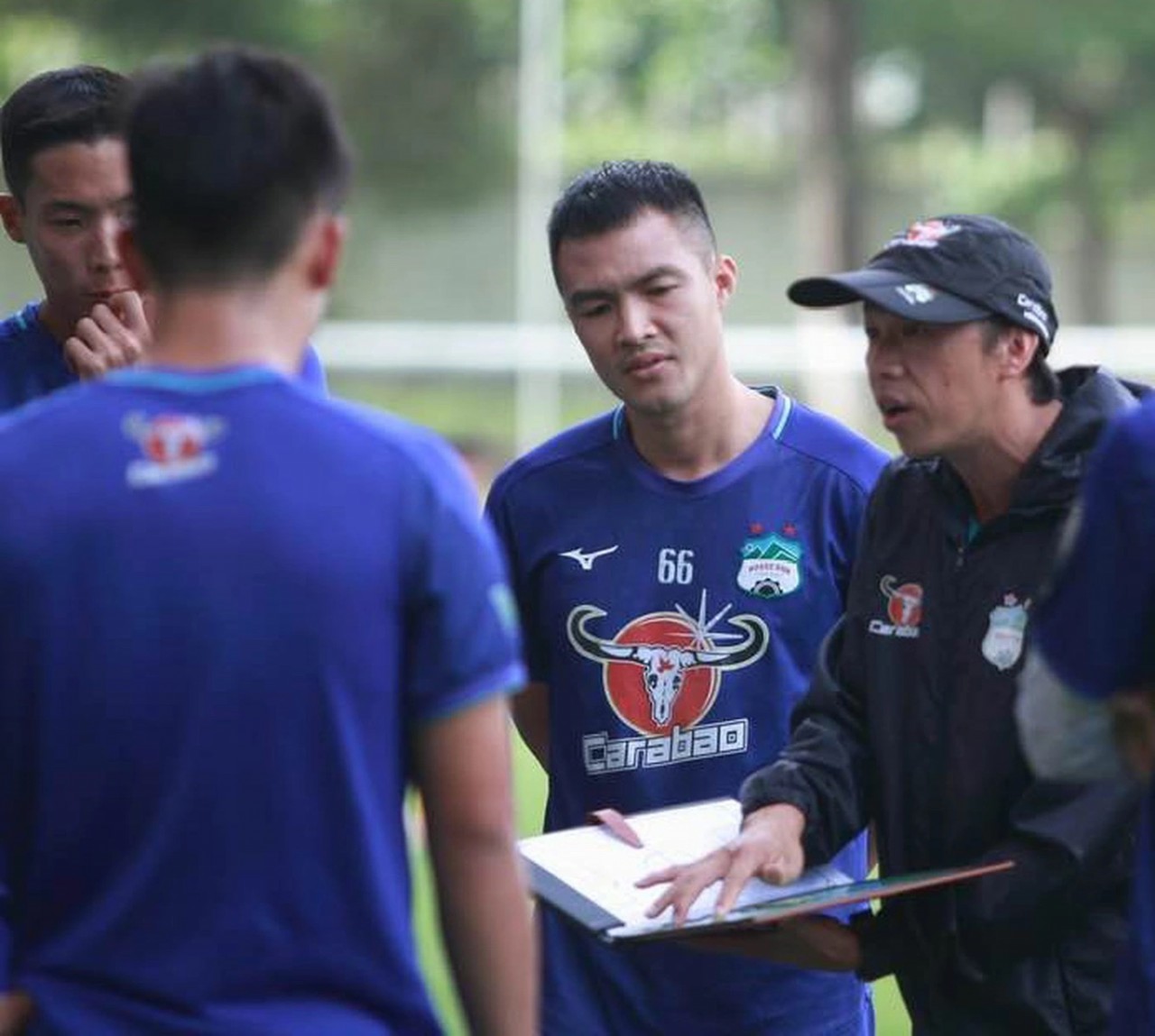 Trợ lý HLV Dương Minh Ninh (phải) có hơn 20 năm gắn bó với Hoàng Anh Gia Lai. (Nguồn: HAGL FC)