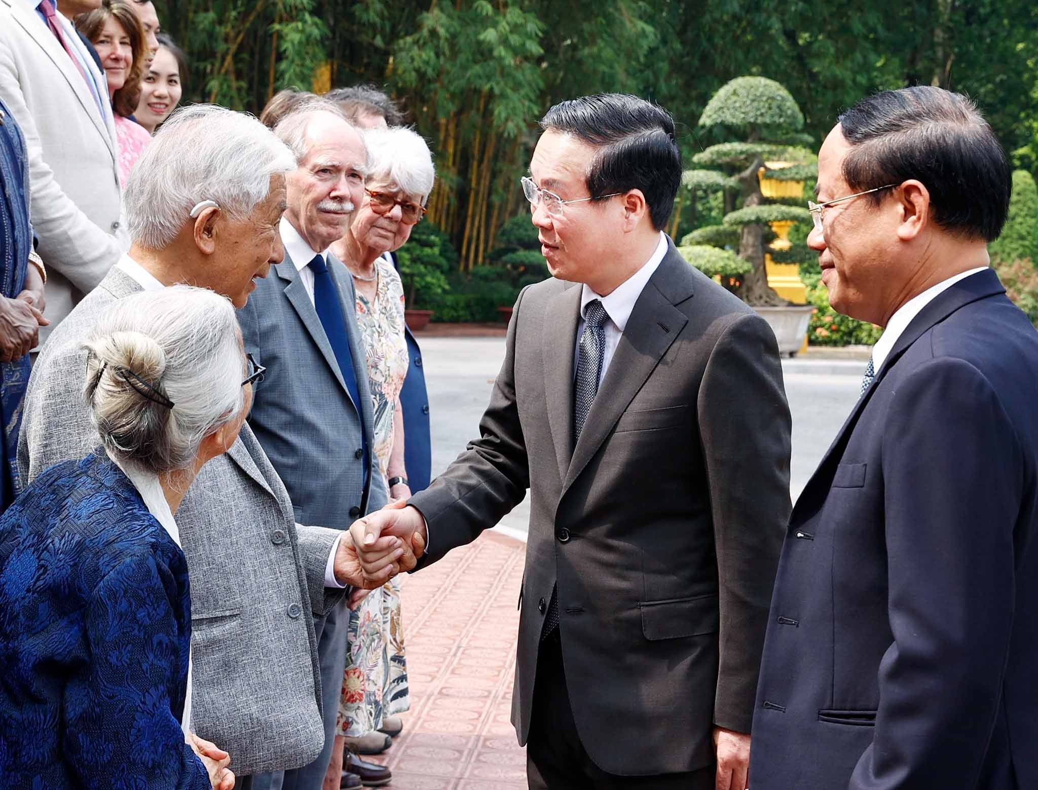 President Vo Van Thuong meets foreign, Vietnamese scientists