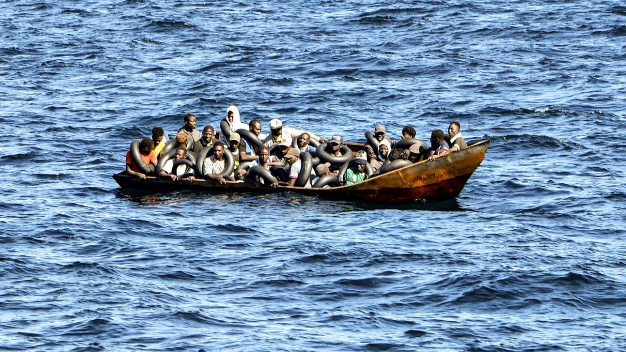Hơn 100.000 người di cư đã từ Pháp vượt qua eo biển Manche trên những chiếc thuyền nhỏ để đến Anh kể từ khi Anh bắt đầu công khai thống kê những người đến nước này vào năm 2018. (Nguồn: AFP)