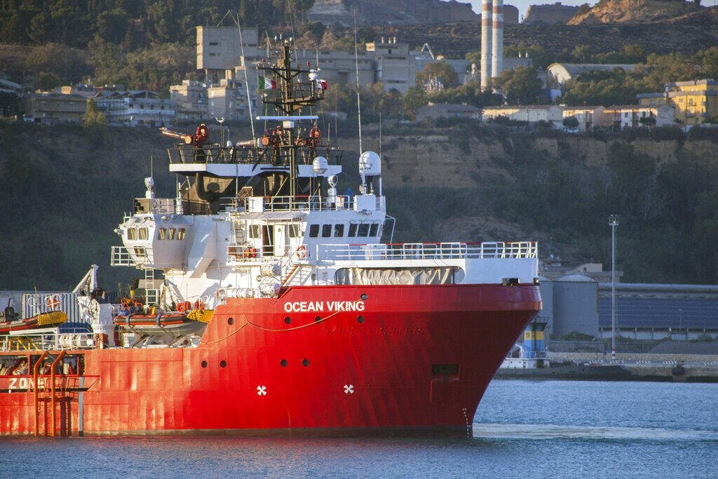 Tàu cứu hộ Ocean Viking giải cứu được hơn 600 người di cư đang lênh đênh trên Địa Trung Hải. (Nguồn: AP)