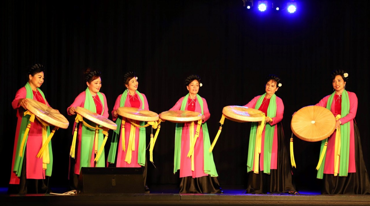 Một nhóm nhạc cộng đồng người Việt tới biểu diễn chào mừng Trại hè 2023. (Nguồn: TTXVN)