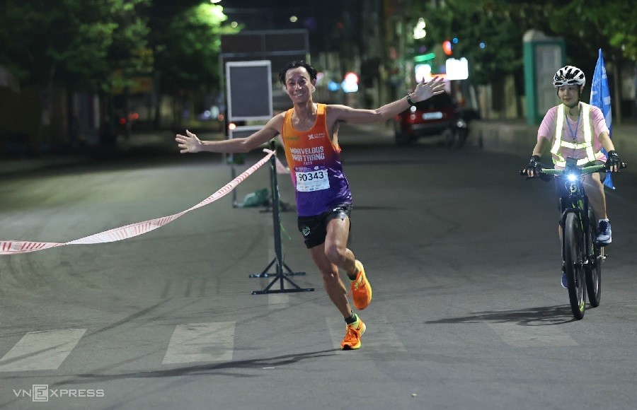 Những điều bất ngờ của Giải chạy VnExpress Marathon Marvelous Nha Trang 2023. HÌnh ảnh VĐV Nhật Bản giơ tay tạo dáng trước ống kính trên đường Nguyễn Trãi. (Nguồn: BTC)