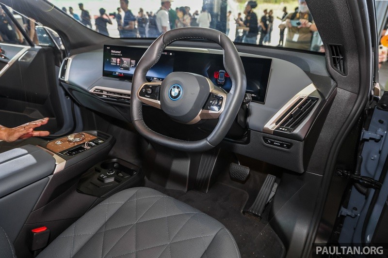 Cận cảnh BMW iX M60 vừa ra mắt tại Malaysia, giá khoảng 3,11 tỷ đồng